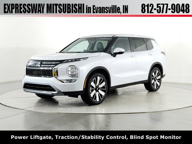 2026 Mitsubishi Outlander SE in White Diamond — front three-quarter view