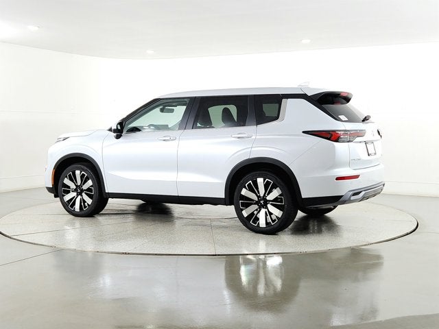 2026 Mitsubishi Outlander — rear three-quarter view